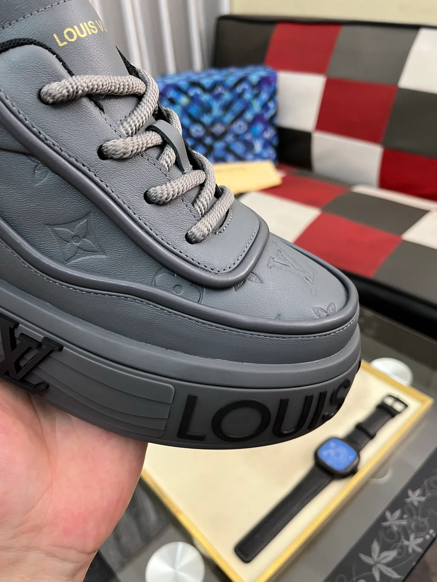 Men's shoes 💰560⌚️⌚️【LOUlS VUlTTON】Louis Vuitton ~ unique and casual style. LV counter purchasing 🏃casual shoes😍😍 Men's 2025 counters are on sale simultaneously, Italian imported brands select first-layer Italian cowhide. Cowhide leather lining (refuses to discolor and grind feet) Code number: 38-44 4⃣️colors available